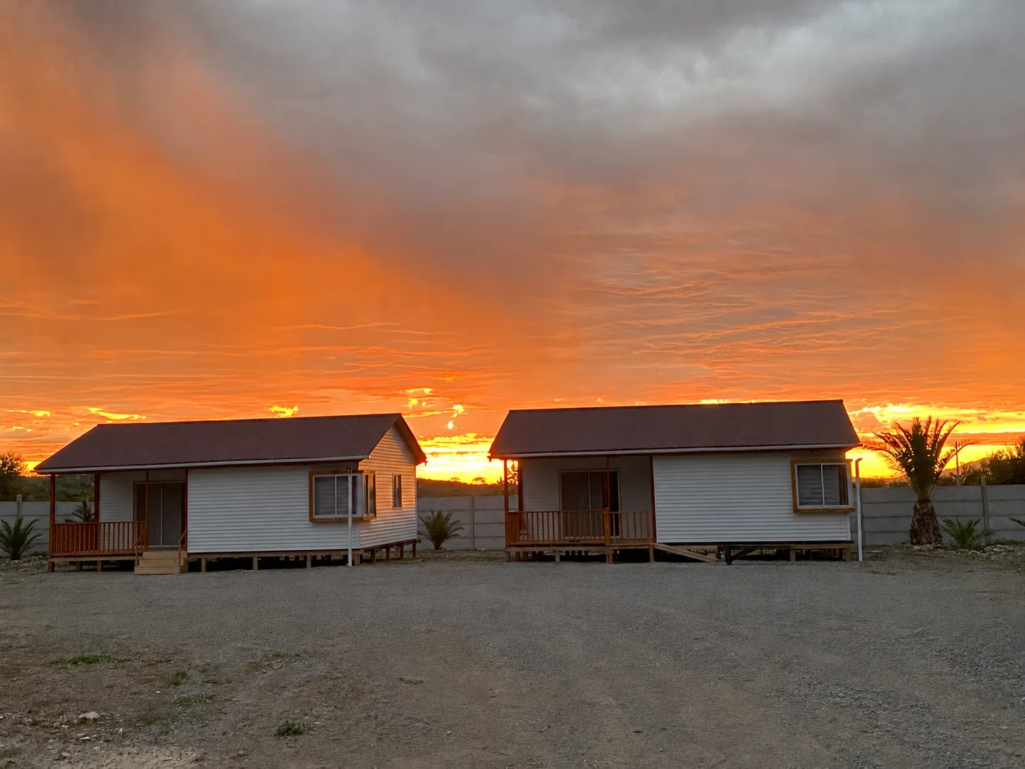 Vista de las cabañas durante el atardecer